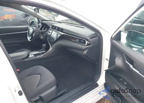 2020 Toyota Camry Le z USA, uszkodzony, nr VIN 4T1C11AK5LU345596